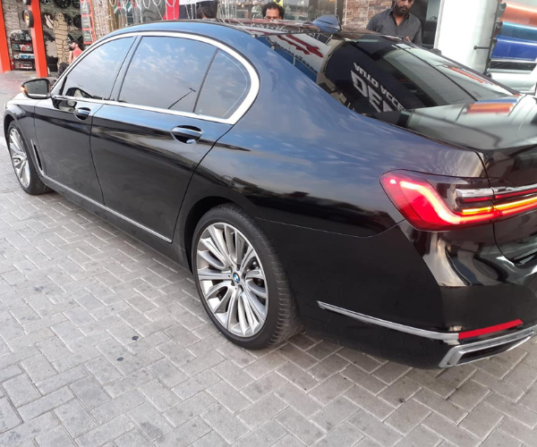 BMW 7 Series Rental Slide 5